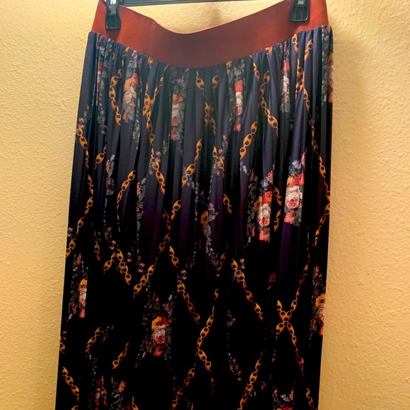 Gorgeous, authentic, brand new,ZARA Woman fashionable Gucci print alike skirt L